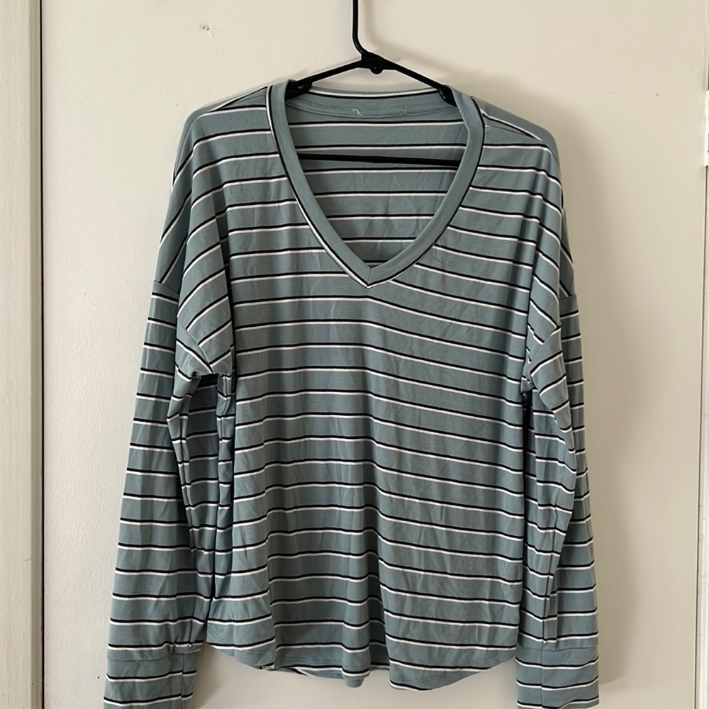 Pretty green long sleeved top